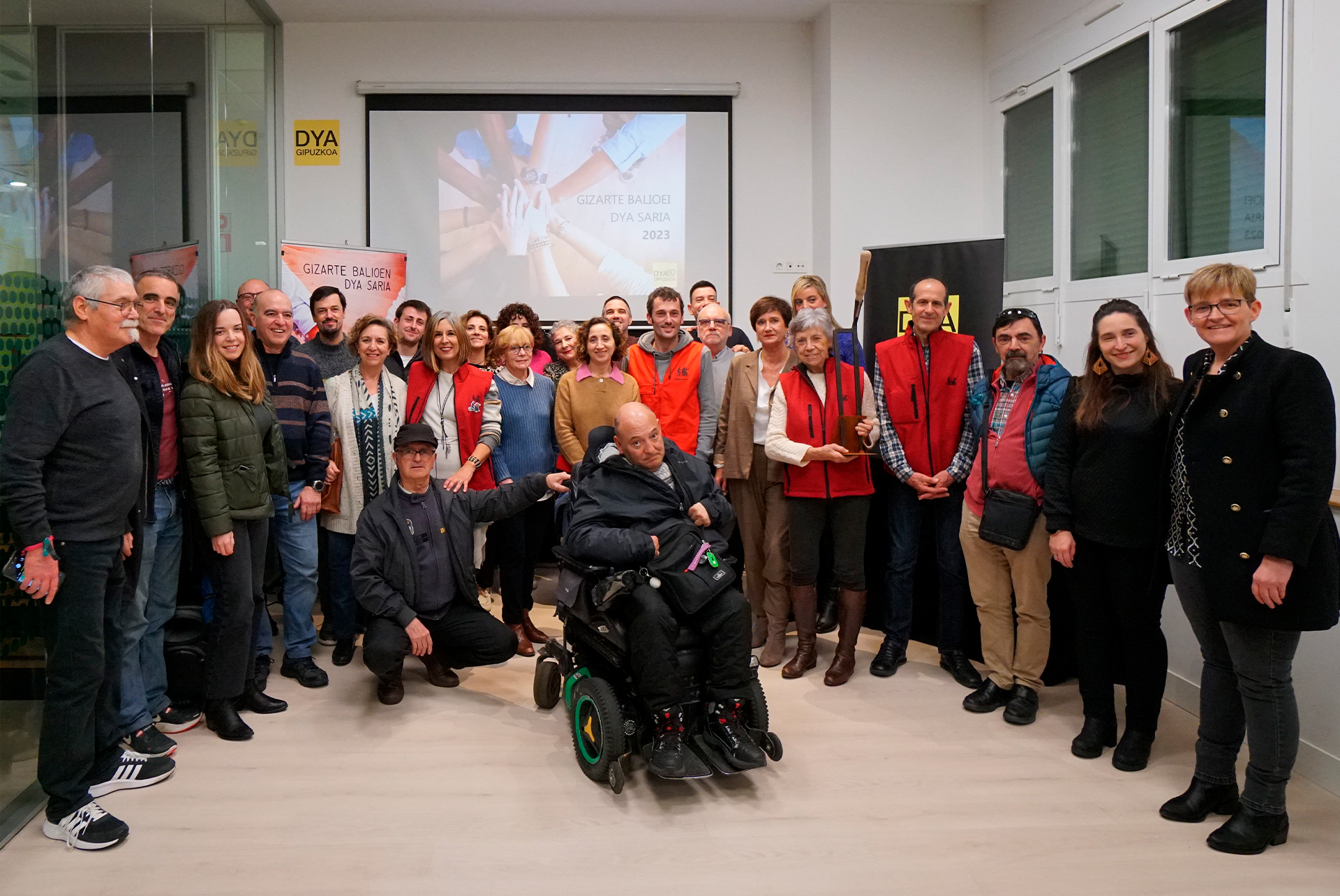 grupo de personas reunido en sala de actos