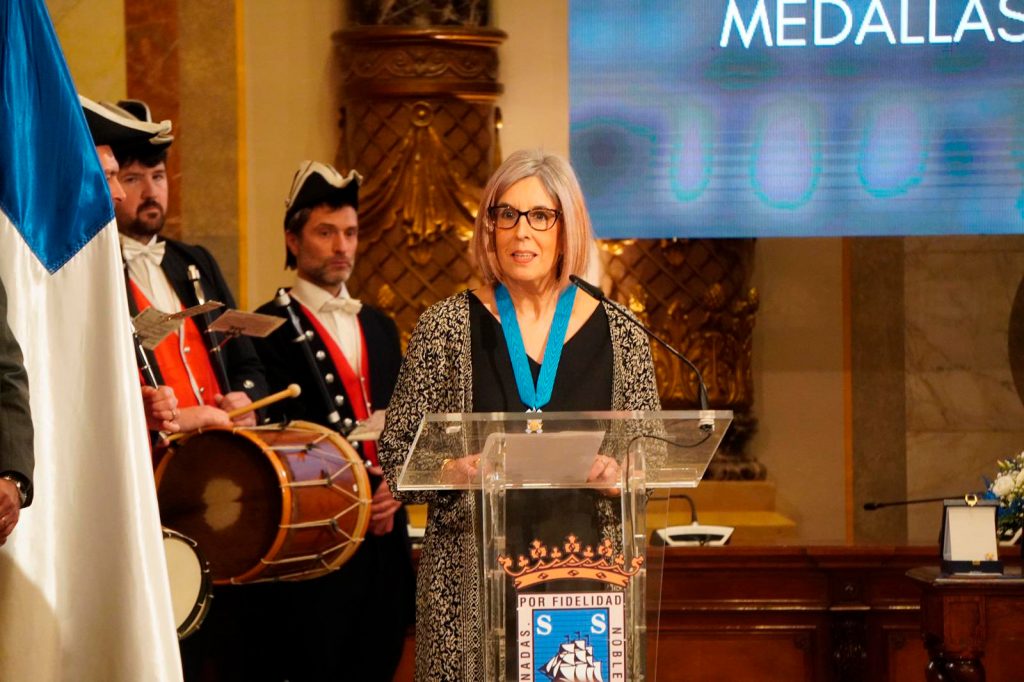 Begoña Calleja dando el discurso en un atril