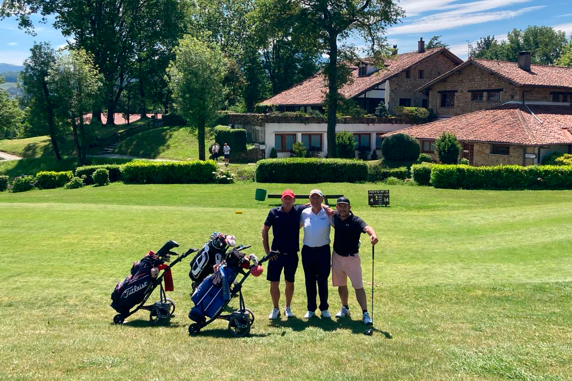 Varias glfistas en un campo de golf