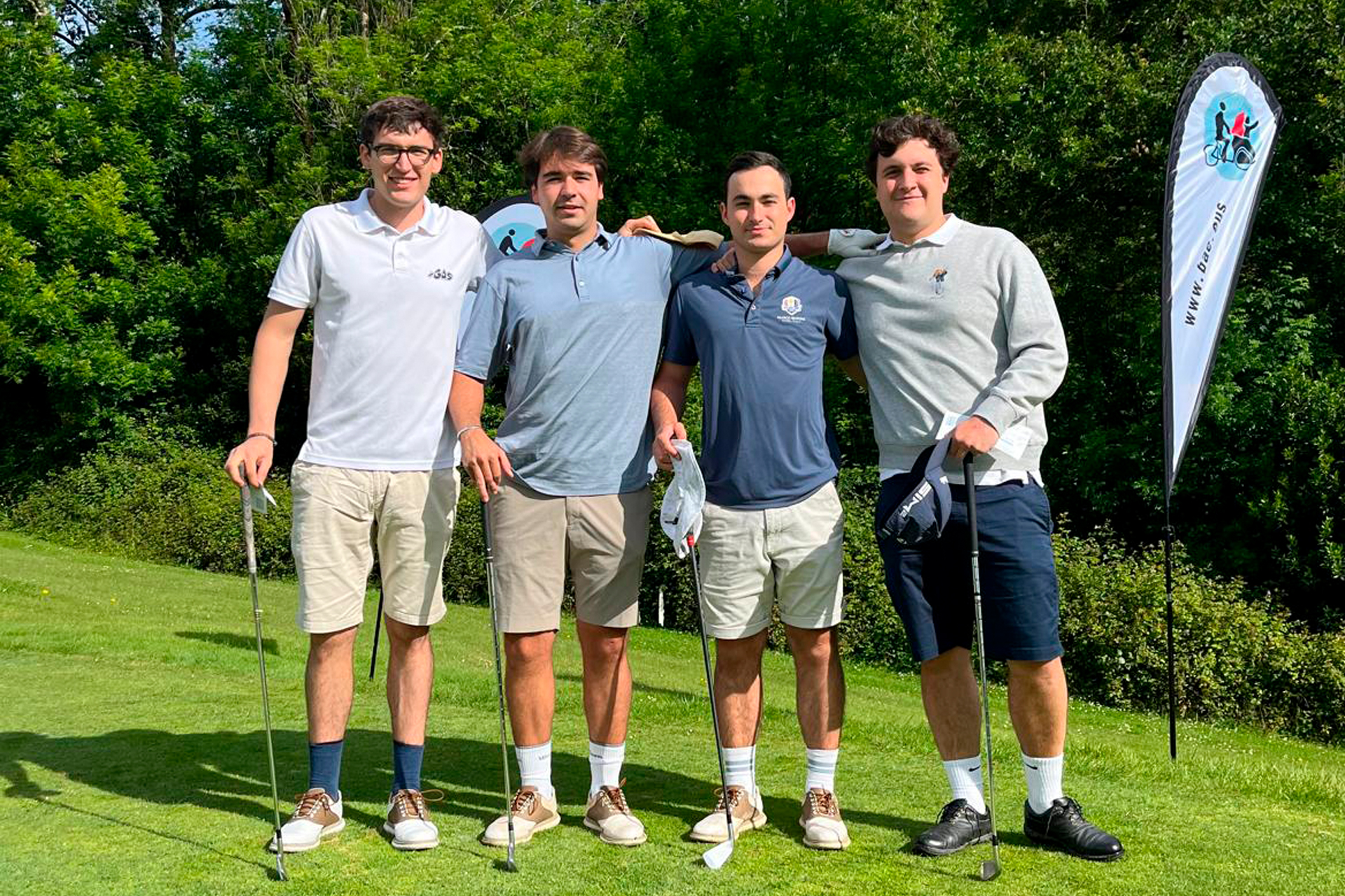 Varias glfistas en un campo de golf