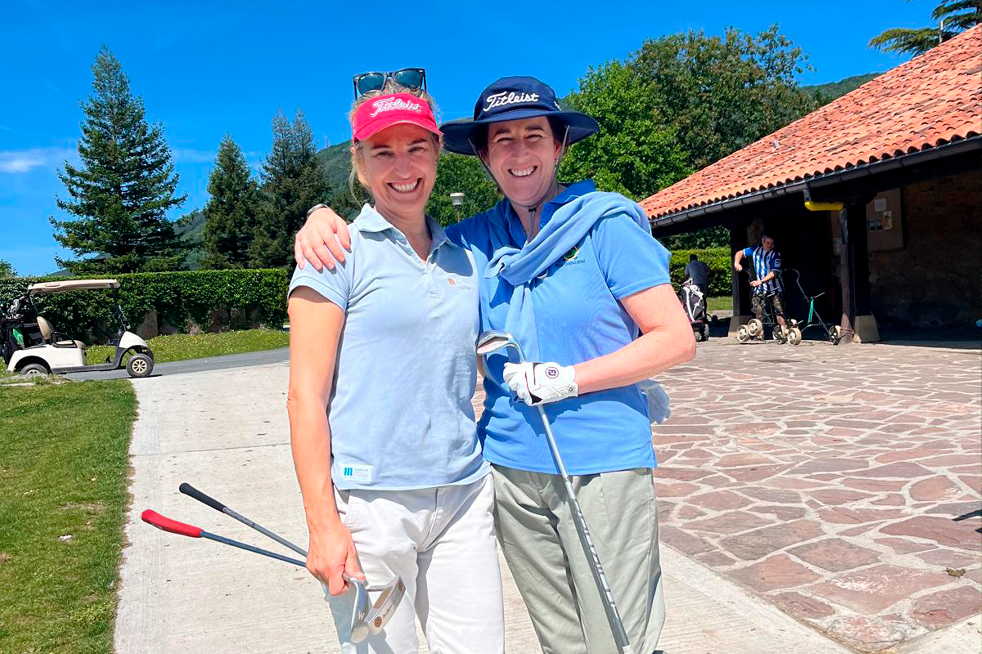 Varias glfistas en un campo de golf
