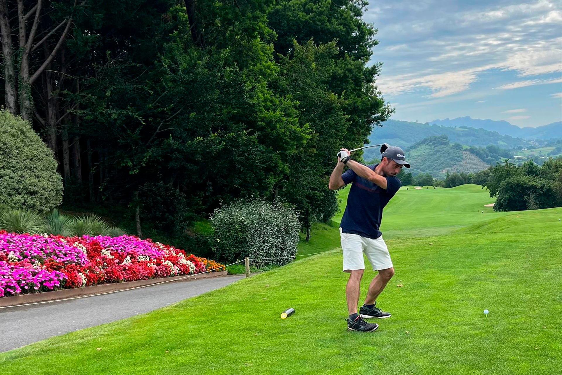 Jugador de golf golpeando la pelota