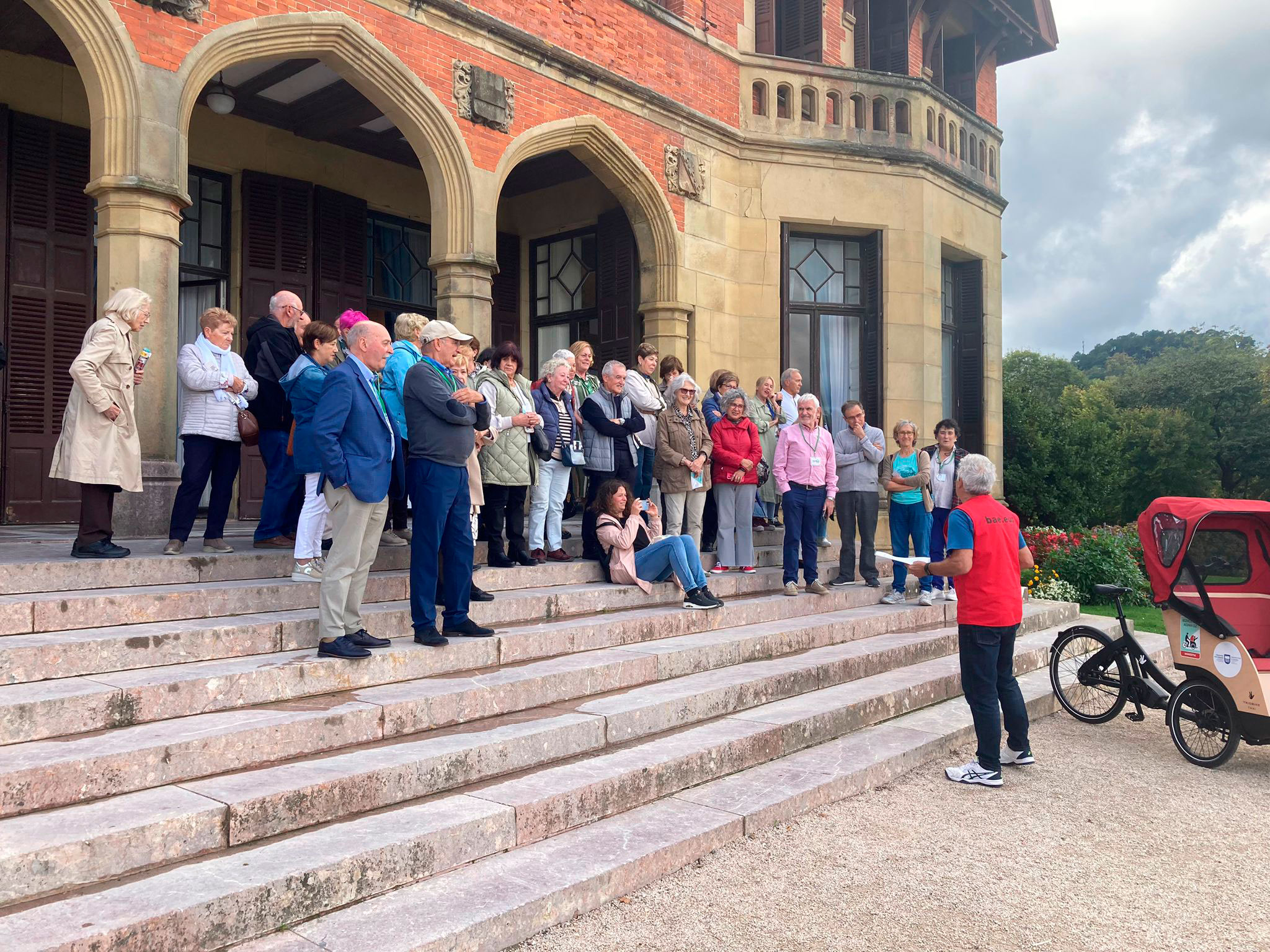 Un voluntario de BAE dando una explicación frente a un grupo de personas en el Palacio de Miramar