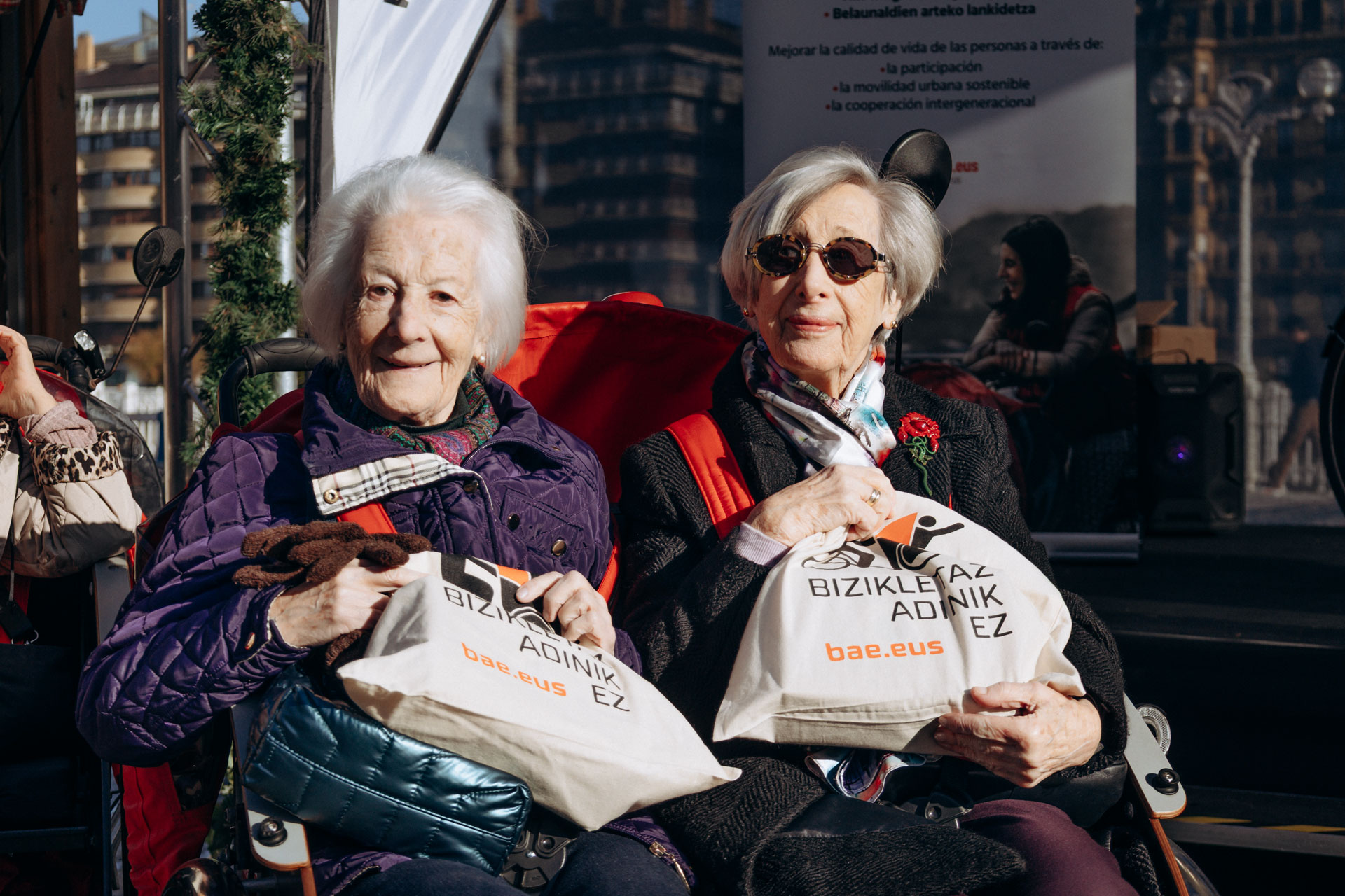 Dos mujeres en un triciclo sonrientes