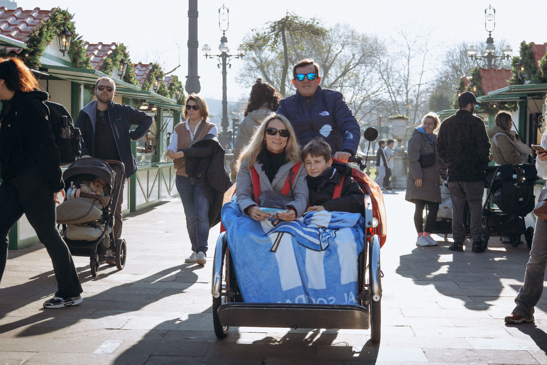 triciclo llevando a una mujer y un niño