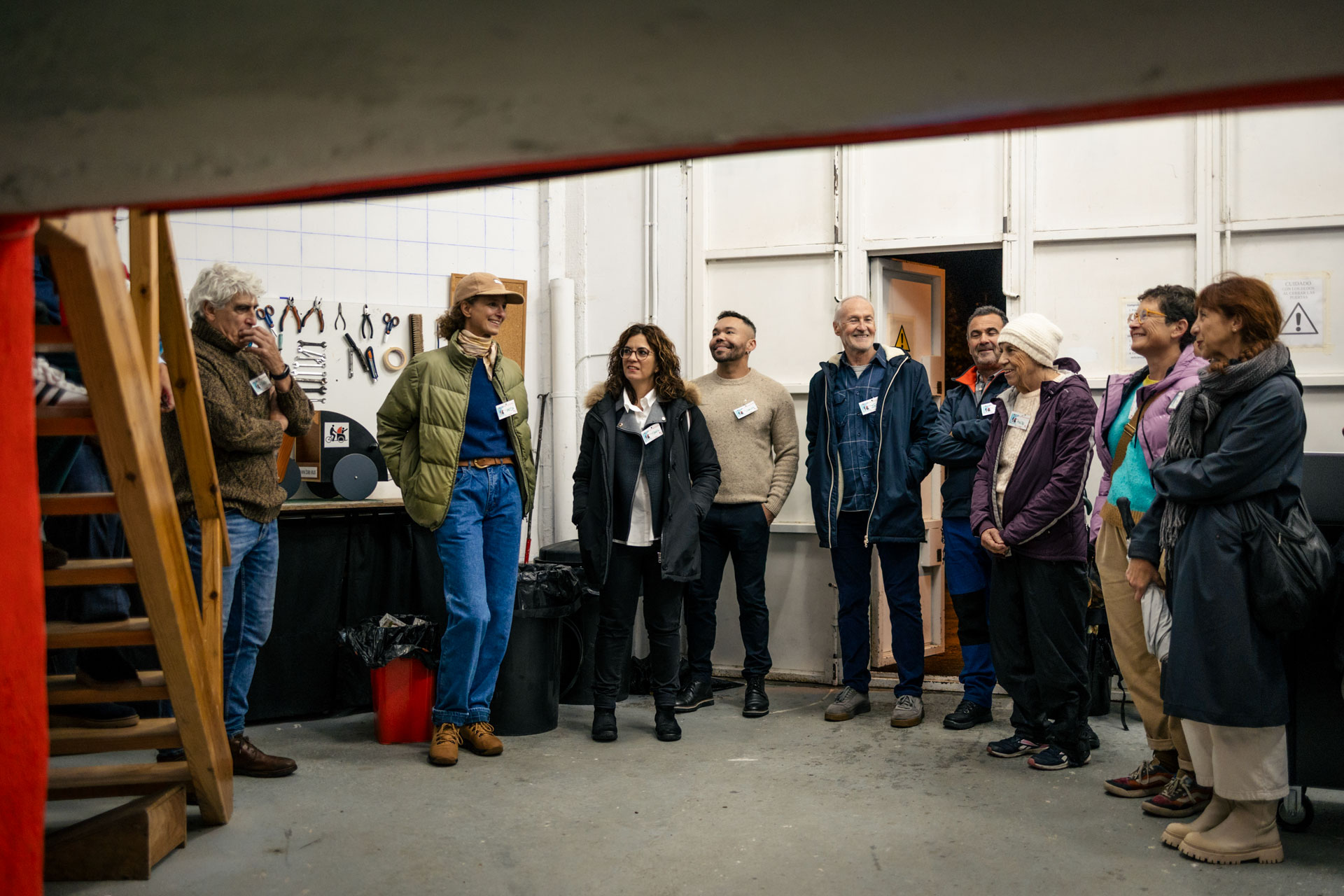 Grupo de personas reunidas en un garaje