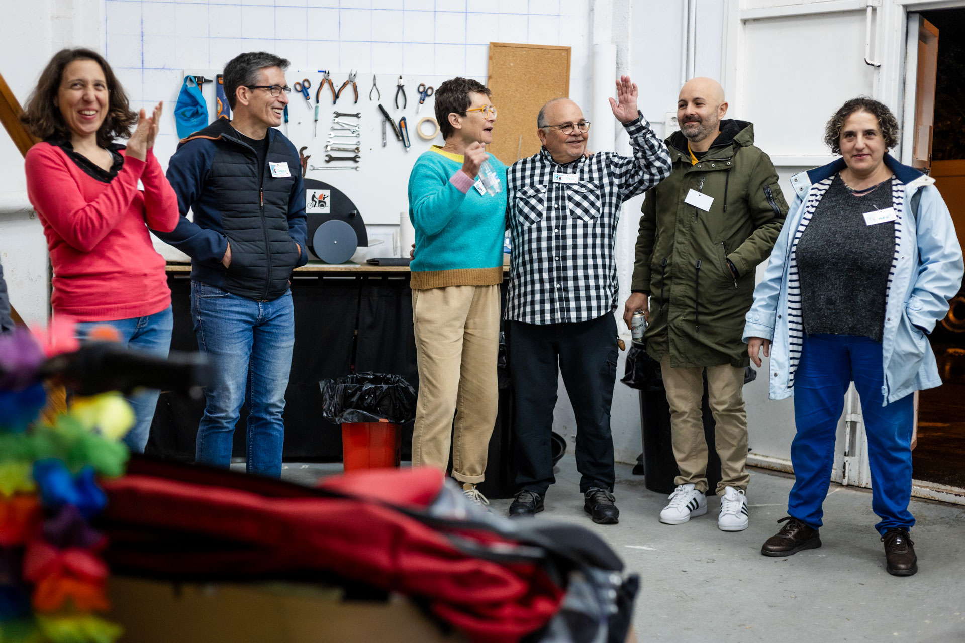 Grupo de personas abrazadas y sonrientes
